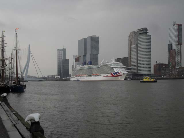 Cruiseschip ms Britannia van P&O aan de Cruise Terminal Rotterdam